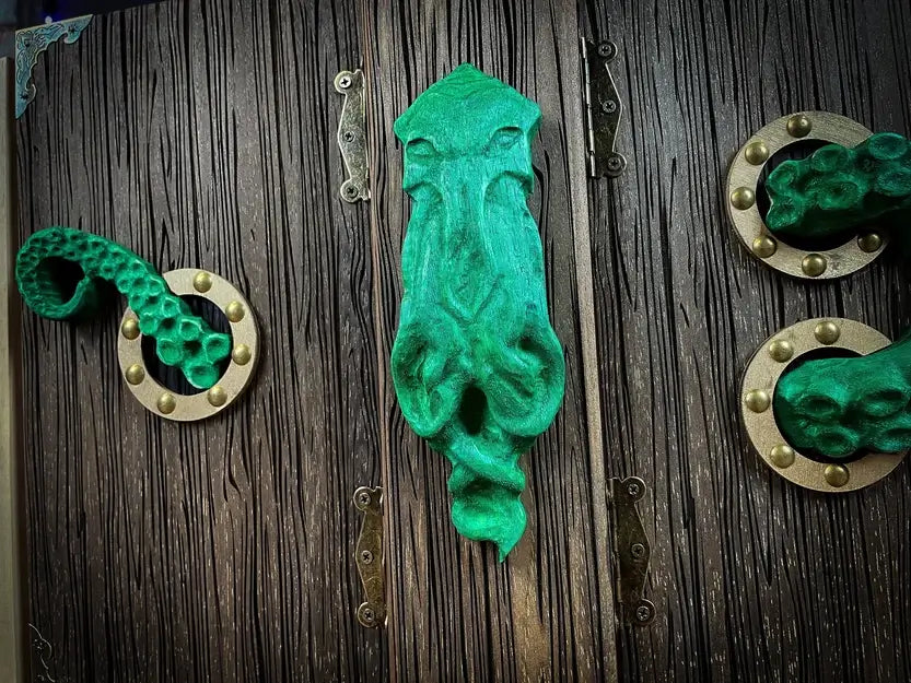 3D Cthulhu design featuring tentacles on a wooden DM screen, ideal for tabletop RPGs like D&D and Pathfinder.