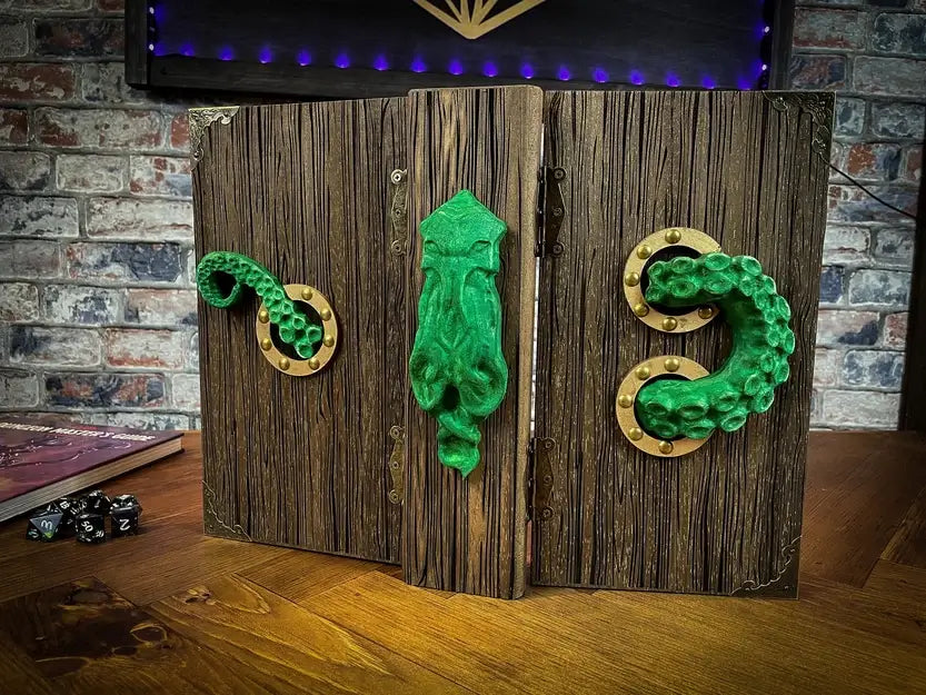 CTHULHUS FLUCH Dungeon Master Screen with 3D tentacle design and wooden panels, ideal for RPG gaming.