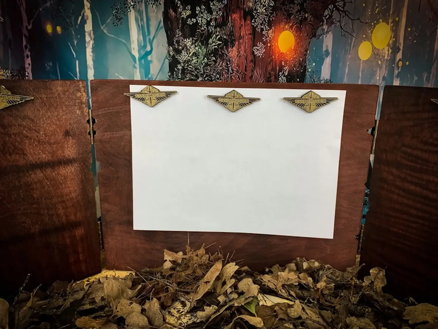 Leeres Dungeon Master Screen mit Holzoptik, dekoriert mit Emblemen und umgeben von Laub.