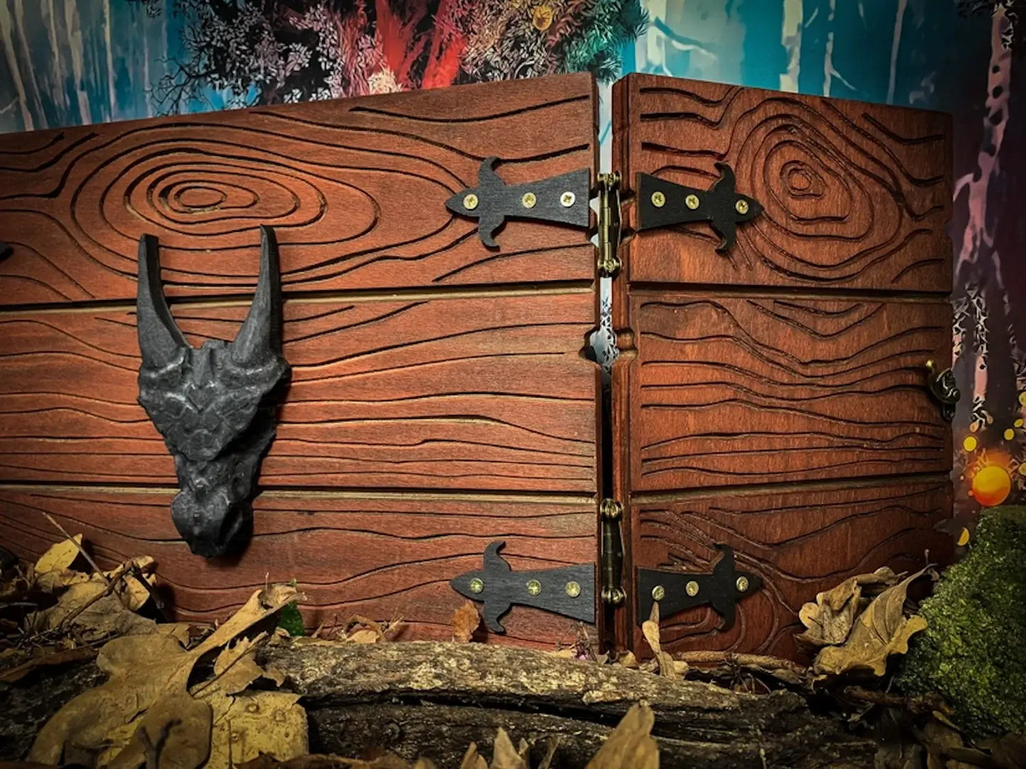 Handgefertigte Dungeon Master Screen mit Drachenkopf-Design und rustikaler Holzoptik, ideal für RPG-Sessions.