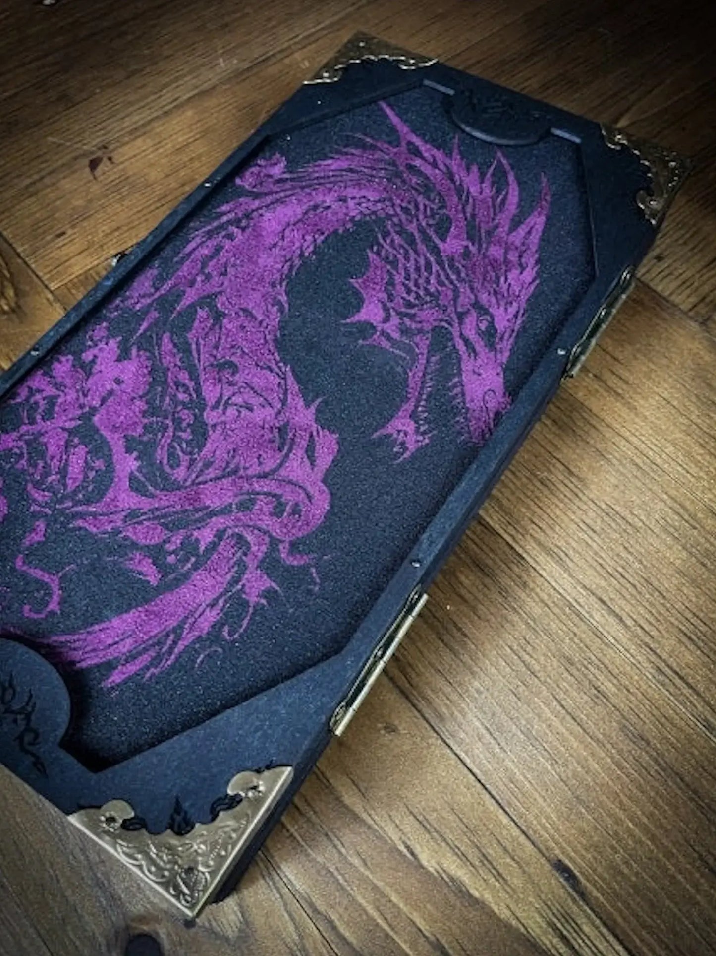 Holz Würfelbox mit Drachenmotiv in Schwarz und Lila, verziert mit Metallecken.