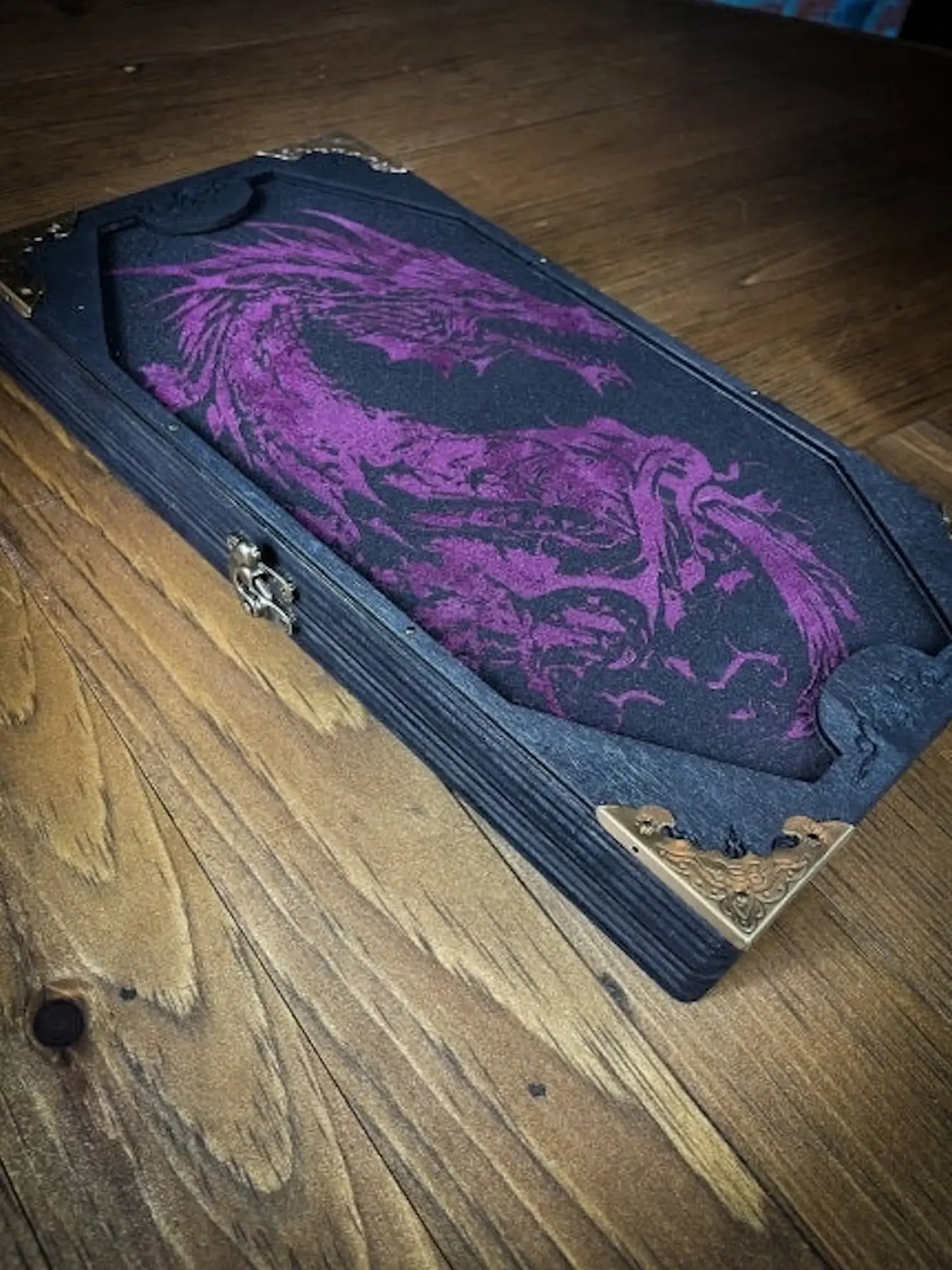 Holz Würfelbox mit Drachenmotiv, robuster Holzkonstruktion und kunstvollen Metallecken auf einem Tisch.