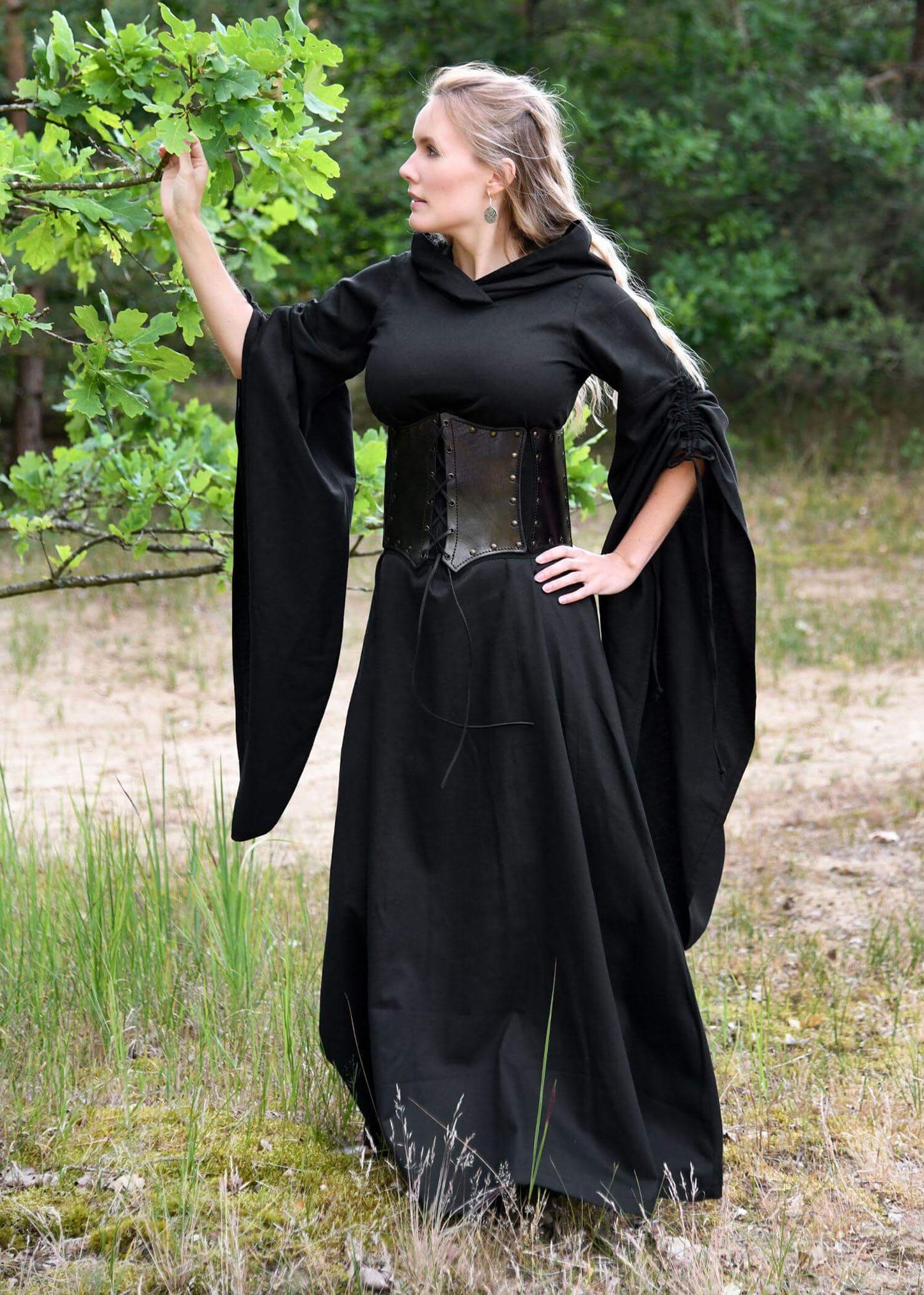 WOMEN'S LARP CLOTHING: MEDIEVAL DRESS WITH FLARED SLEEVES, BLACK - Game On Board