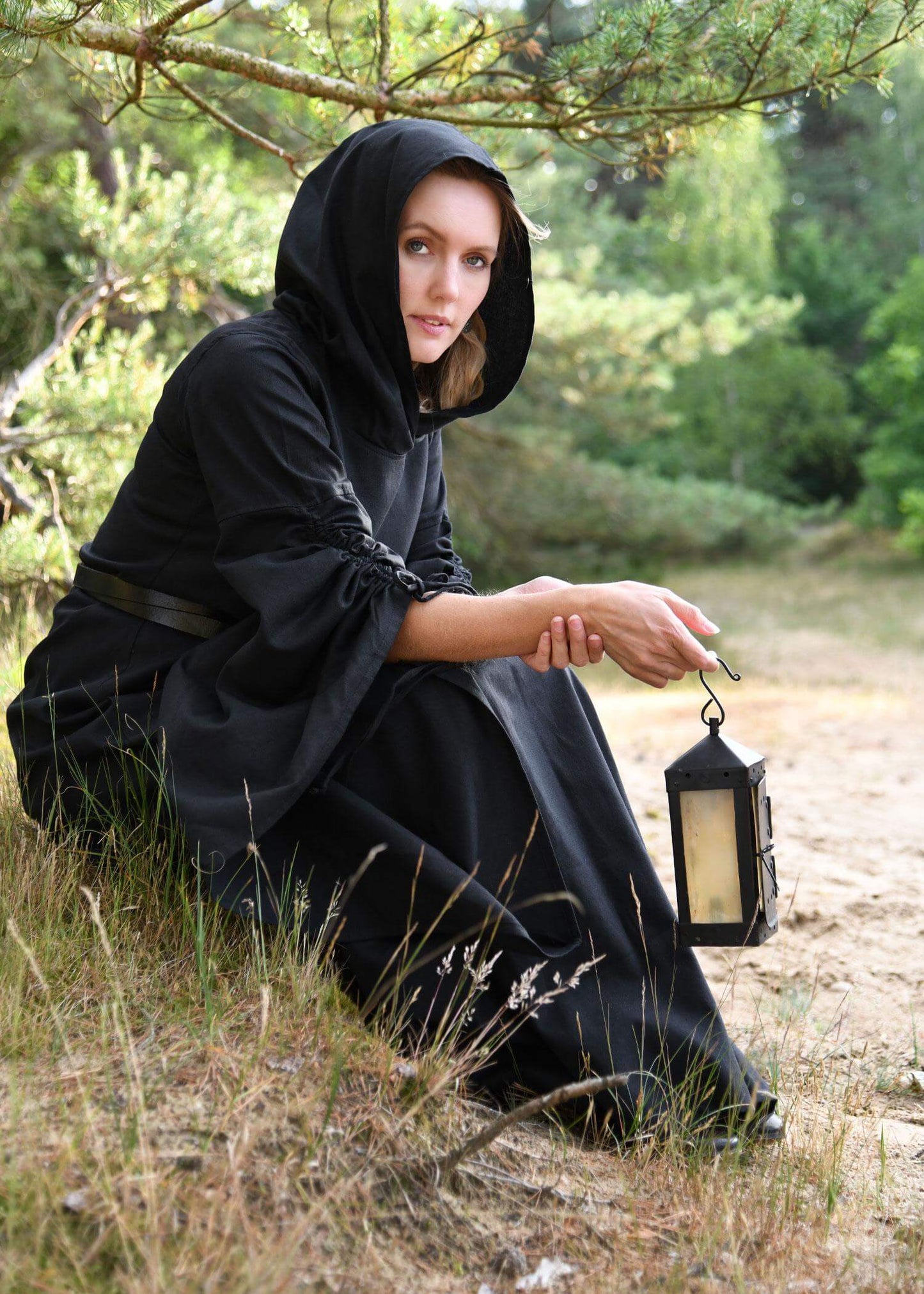WOMEN'S LARP CLOTHING: MEDIEVAL DRESS WITH FLARED SLEEVES, BLACK - Game On Board