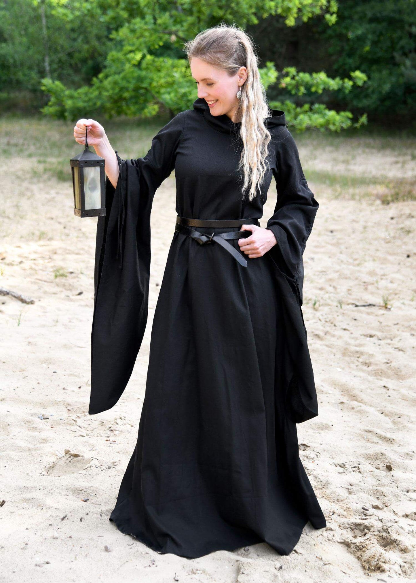 WOMEN'S LARP CLOTHING: MEDIEVAL DRESS WITH FLARED SLEEVES, BLACK - Game On Board
