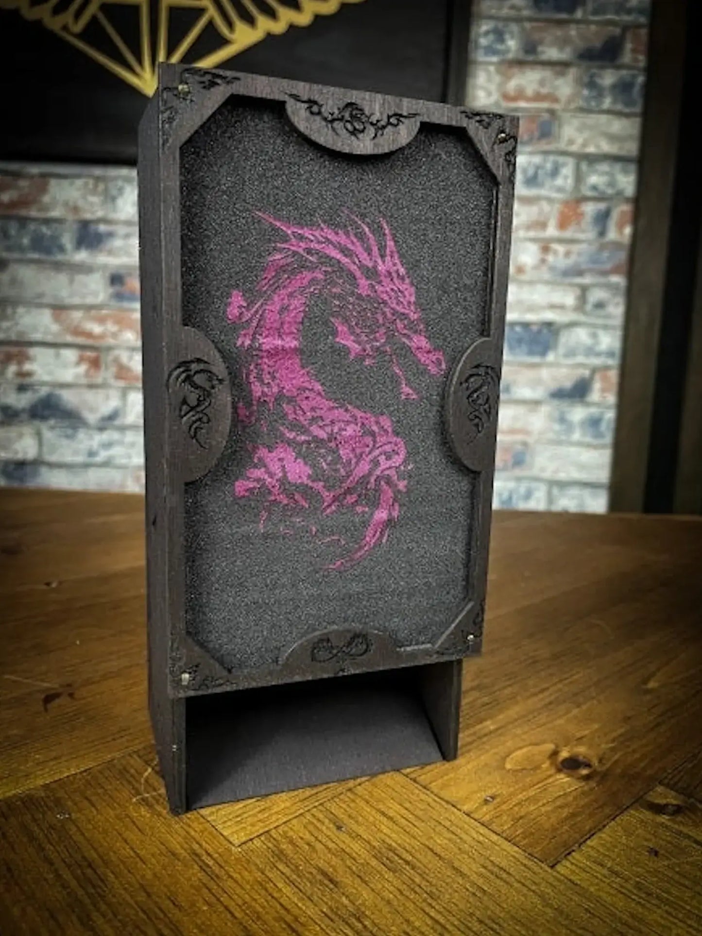 Würfelturm mit Drachenmotiv, aus Holz und Filz für RPG-Spiele, kunstvolle Gravur, stabile Konstruktion.