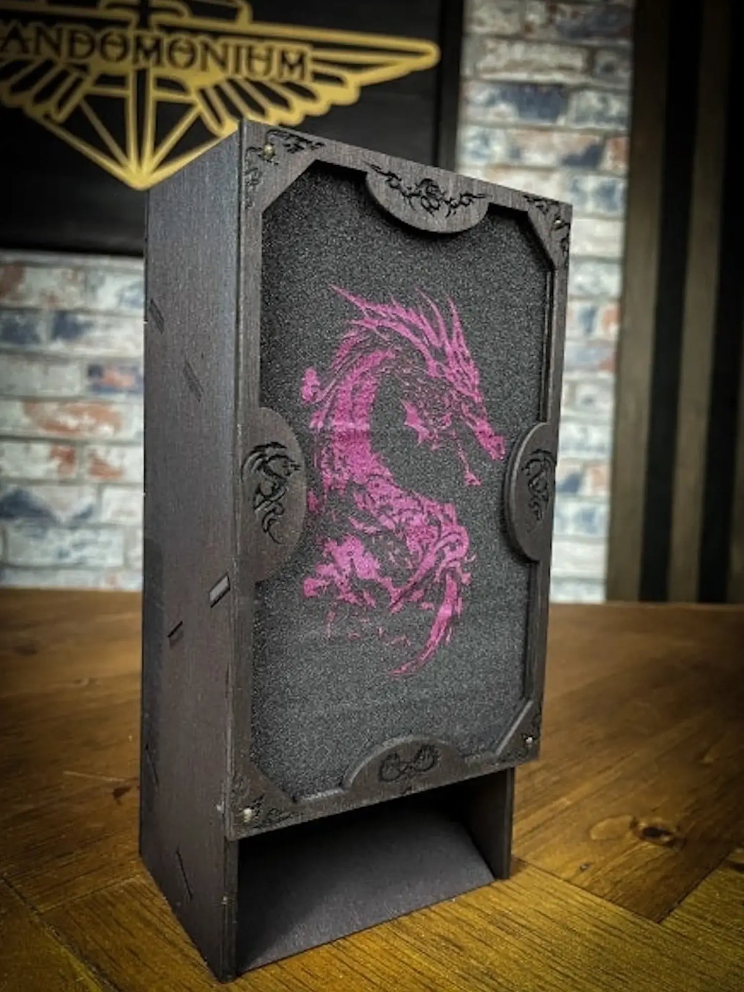Würfelturm mit Drachenmotiv auf Holzuntergrund, ideal für RPG-Sessions, mit detailreicher Gravur.