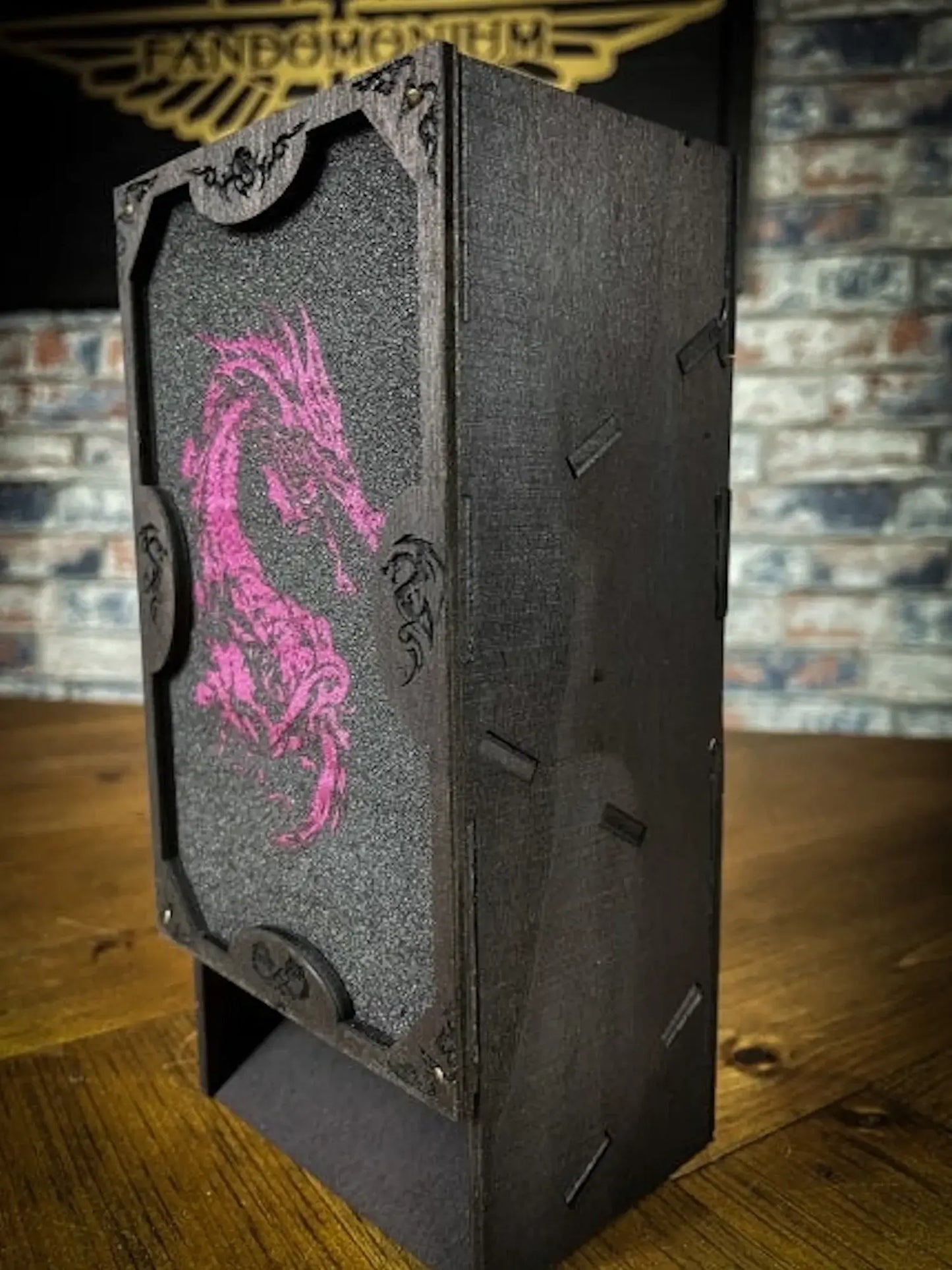Würfelturm mit Drachenmotiv aus Holz, ideal für RPG-Spiele, mit detailreicher Gravur und Filzoberfläche.