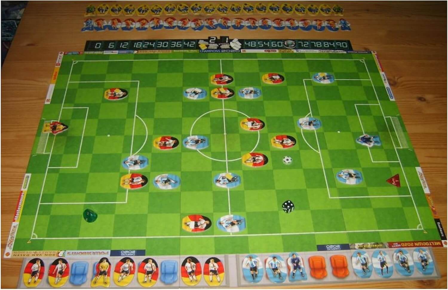 Spielfeld-Layout des Strategiespiels Champions 2020 mit Spielerfiguren und Würfeln.