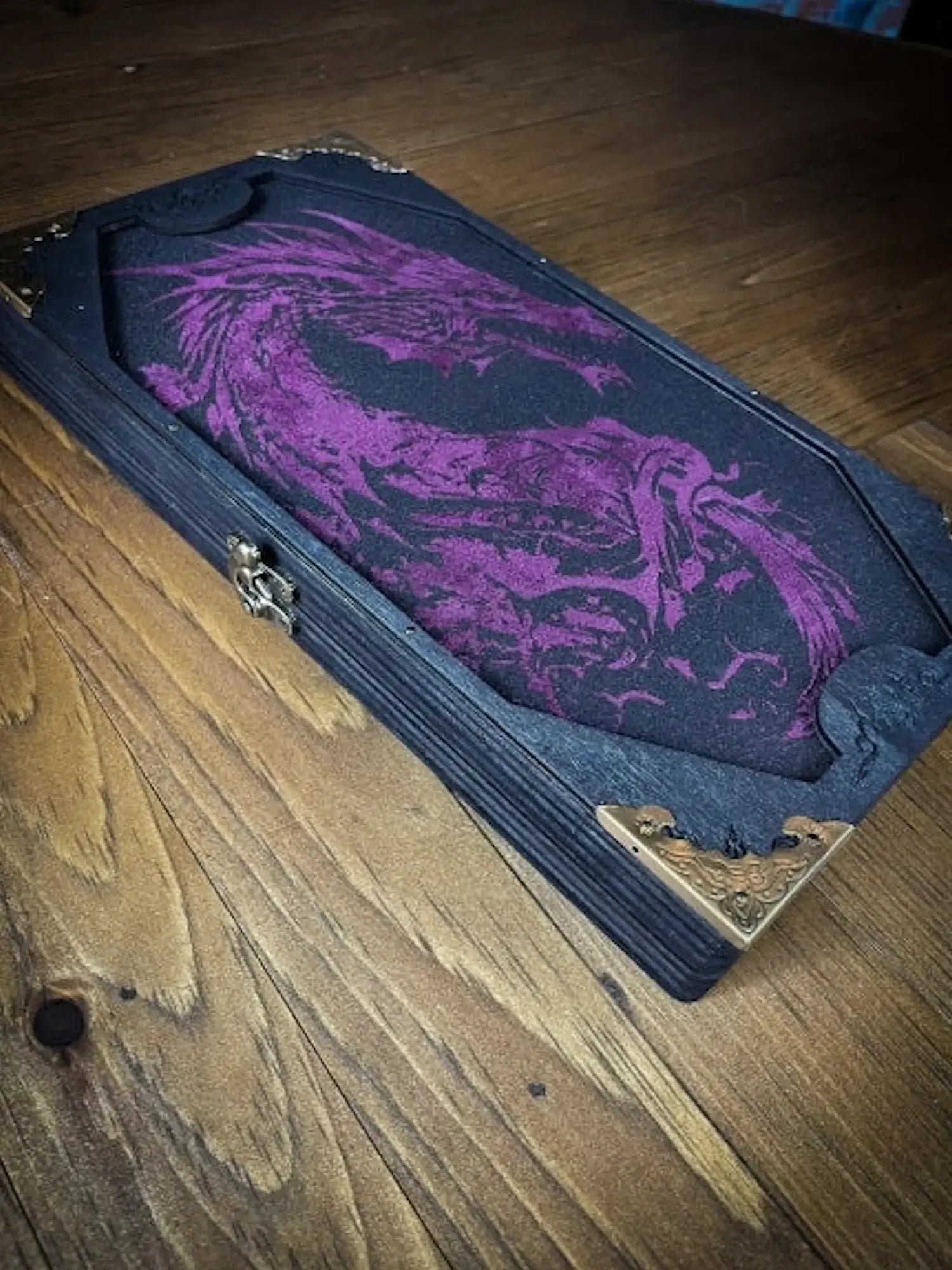 Holz Würfelbox mit Drachenmotiv, robuster Holzkonstruktion und kunstvollen Metallecken auf einem Tisch.